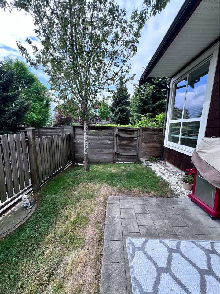 3 Beds 2 Baths – Townhouse